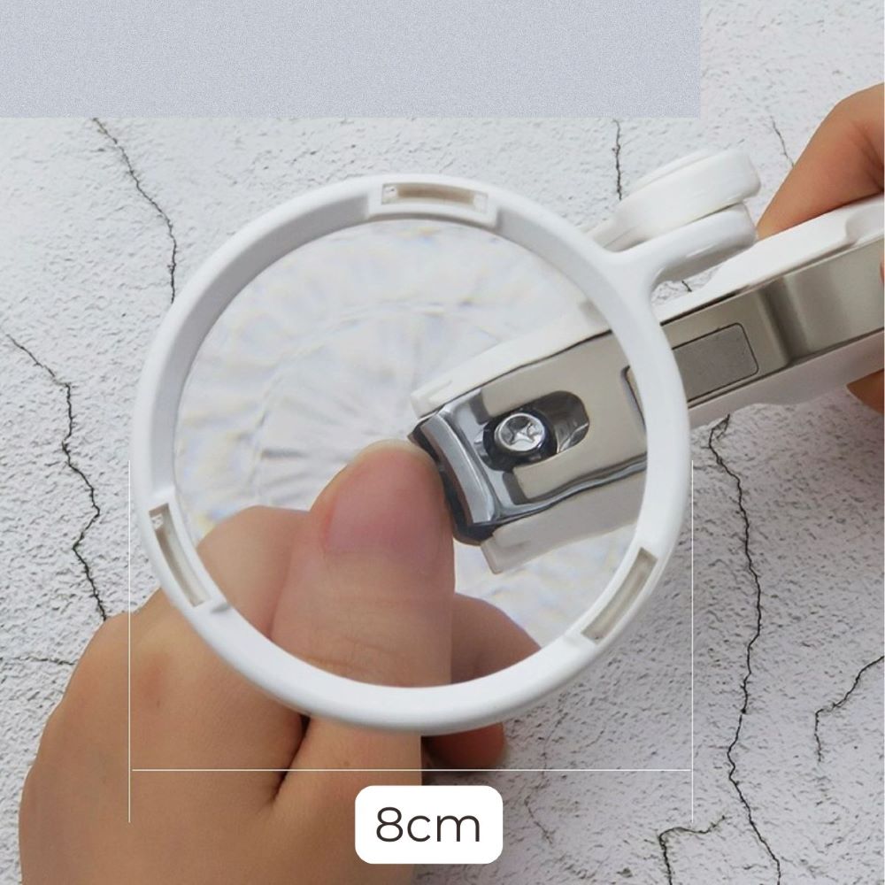 Close-up of the large nail clipper with 8 cm magnifying lens for a clearer view while trimming nails