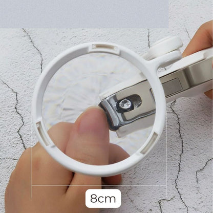 Close-up of the large nail clipper with 8 cm magnifying lens for a clearer view while trimming nails