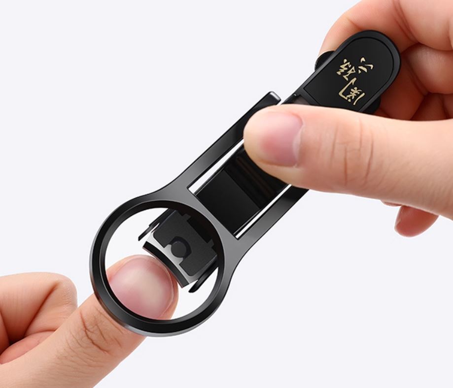 Close-up of the nail clipper with 3.3 cm magnifying lens for a clearer view while trimming nails